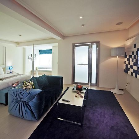 Herz Motel Taichung Exterior photo