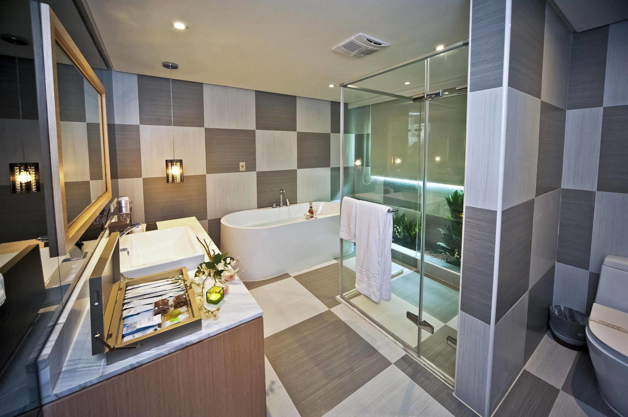 Herz Motel Taichung Exterior photo