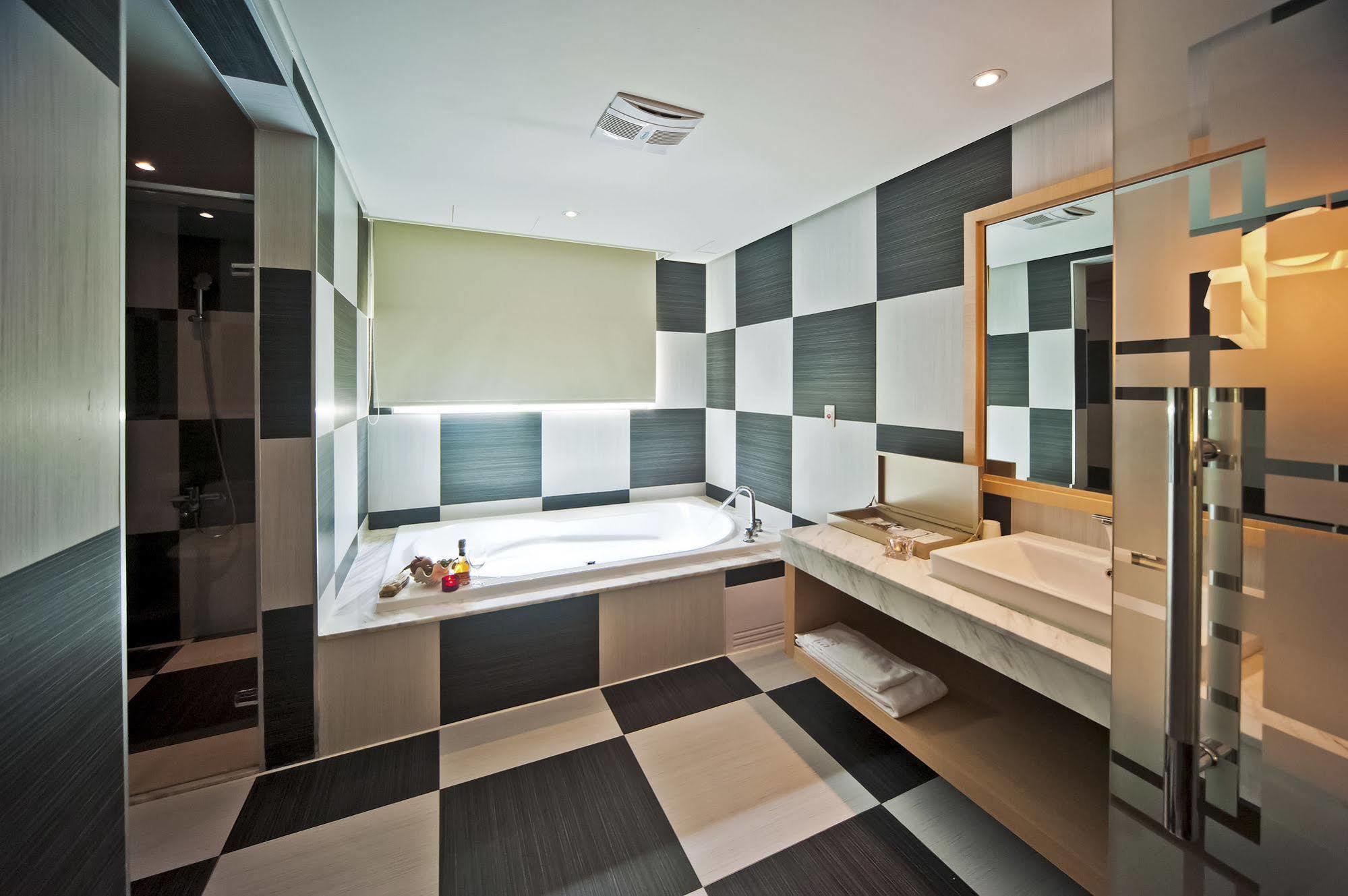 Herz Motel Taichung Exterior photo